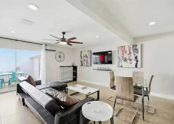 Townhome Near Old Town Shared Pool Hot Tub Private Grill Sleeps 10 *