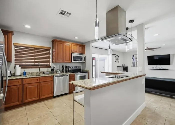 Townhome Near Old Town Shared Pool Hot Tub Private Grill Sleeps 10 Scottsdale