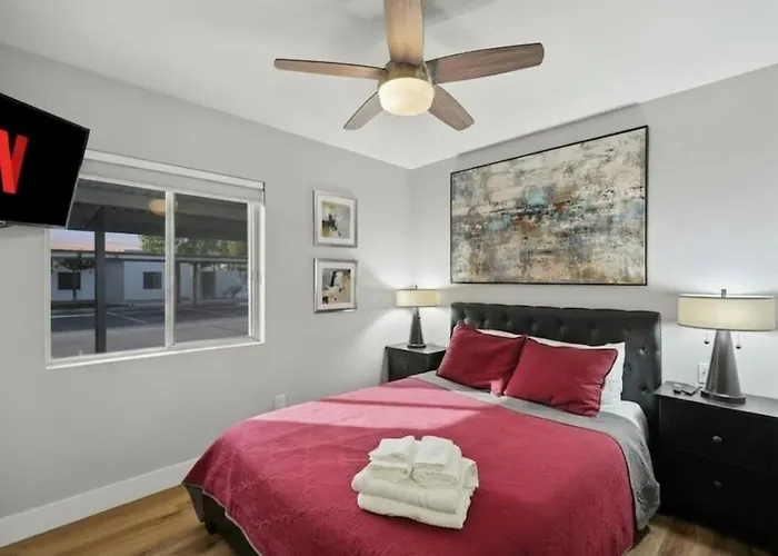Townhome Near Old Town Shared Pool Hot Tub Private Grill Sleeps 10