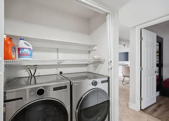 Townhome Near Old Town Shared Pool Hot Tub Private Grill Sleeps 10 *