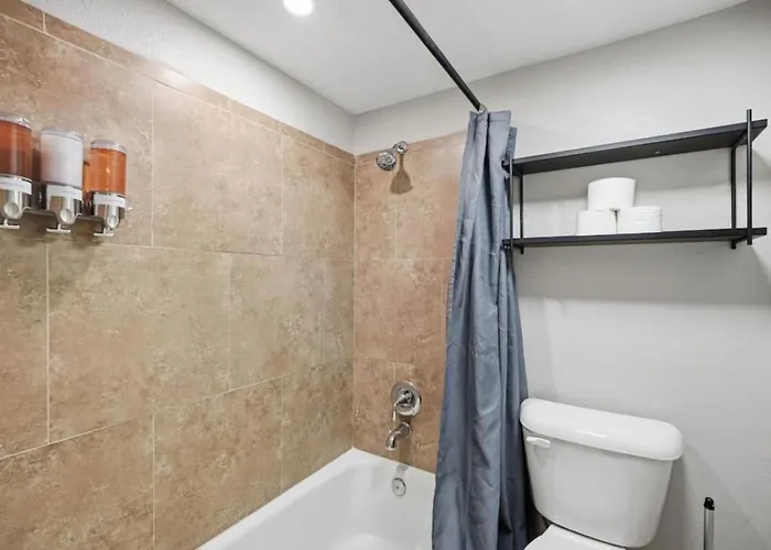 Townhome Near Old Town Shared Pool Hot Tub Private Grill Sleeps 10 *