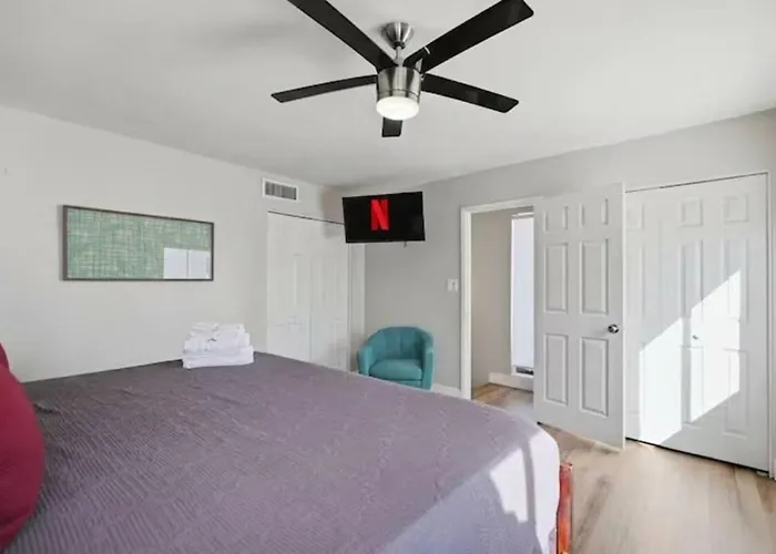 Townhome Near Old Town Shared Pool Hot Tub Private Grill Sleeps 10 Holiday home