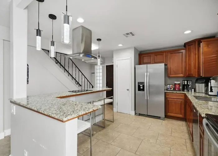 Townhome Near Old Town Shared Pool Hot Tub Private Grill Sleeps 10 *