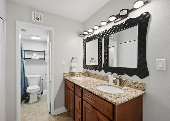 Townhome Near Old Town Shared Pool Hot Tub Private Grill Sleeps 10 Holiday home *